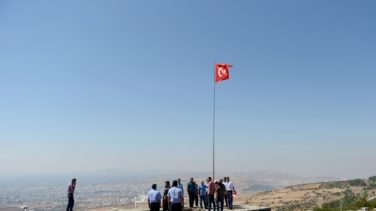 Sınırda Yüksek Tepelere Türk Bayrağı Asıldı
